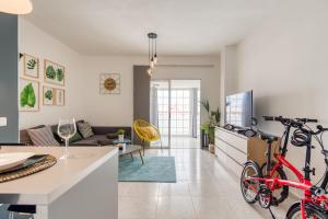 cocina y sala de estar con una bicicleta roja en la encimera en Living Las Canteras Homes - WORKOUT & FREE BIKES, en Las Palmas de Gran Canaria