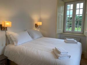 Een bed of bedden in een kamer bij Entire House - Romantic Vintage Cottage
