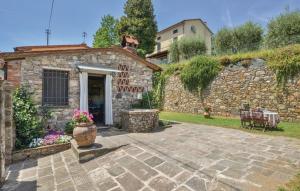 Casa de piedra con patio y pared de piedra en Casa Marianna, en Lucca