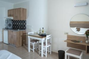 Kuchyň nebo kuchyňský kout v ubytování Vagelis Apartments Malia