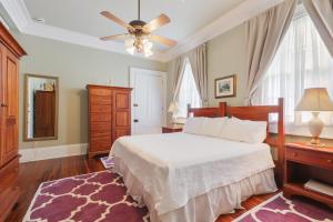 a bedroom with a bed and a ceiling fan at Elysian Fields Inn in New Orleans