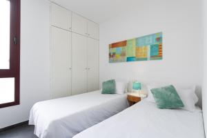 A bed or beds in a room at Living Las Canteras Homes - LAS CANTERAS PENTHOUSE