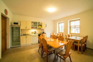 cocina y comedor con mesa y sillas en Pension 222 - Family rooms in Vrchlabi, en Vrchlabí