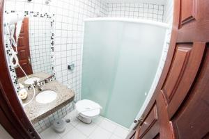 
A bathroom at Hotel Pousada Da Sereia
