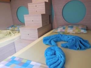 Postel nebo postele na pokoji v ubytování Costa Petra - Luxury Seaside Cottage with Garden - Vacation House for families in Greece