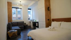 Un dormitorio con una cama con dos toallas encima. en Shoreditch Place, en Londres
