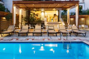Bazén v ubytování Bourtzi Hotel nebo v jeho okolí