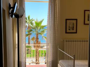 Camera con finestra affacciata sull'oceano di B&B 47 a Loano