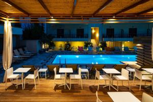 Bazén v ubytování Bourtzi Hotel nebo v jeho okolí