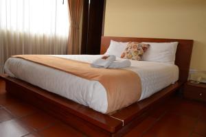 Letto o letti in una camera di Hotel Casa Kolping Quito