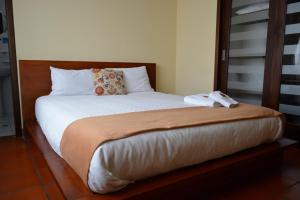 Letto o letti in una camera di Hotel Casa Kolping Quito