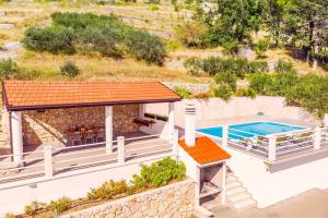 Bazén v ubytovaní VILLA MASLINA, with private 32m2Pool, panoramic views on 100km coastline, 12 pax alebo v jeho blízkosti