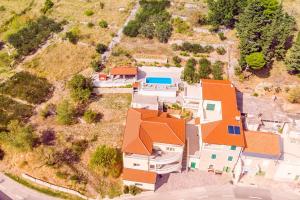 Pohľad z vtáčej perspektívy na ubytovanie VILLA MASLINA, with private 32m2Pool, panoramic views on 100km coastline, 12 pax