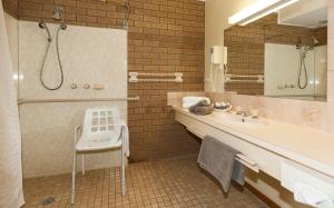 Et badeværelse på Hepburn Springs Motor Inn