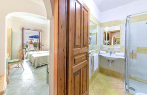 baño con lavabo y baño con dormitorio en Hotel Belvedere, en Isquia