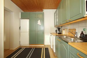 Η κουζίνα ή μικρή κουζίνα στο Idyllic central wooden house apartment +7 φωτογραφίες