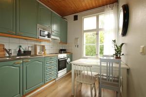 Η κουζίνα ή μικρή κουζίνα στο Idyllic central wooden house apartment