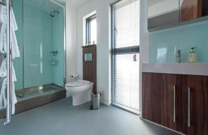 Koupelna v ubytování Apartrooms Aberdeen + 28 fotografií