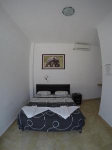Rúm í herbergi á Stefany's Lodging