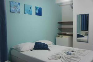 ein Schlafzimmer mit einem Bett mit einem Spiegel darauf in der Unterkunft Pousada das Gaivotas in Bombinhas