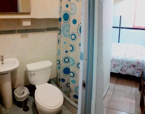 Ванная комната в Hostal kuntur cusco