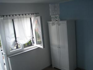 Pokój z oknem, drzwiami i szafką w obiekcie Apartments Relax Punat w mieście Punat +34 zdjęcia