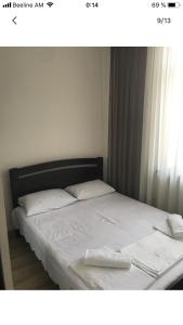 Una cama con dos almohadas blancas encima. en Уютная квартира около станции метро en Ereván