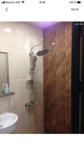 y baño con ducha y lavabo. en Уютная квартира около станции метро en Ereván