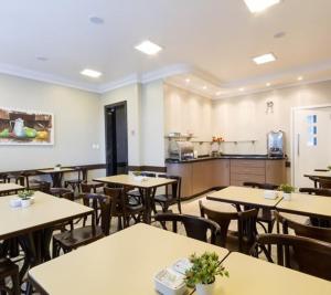 Kuchyň nebo kuchyňský kout v ubytování Bellmont Hotel