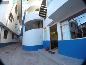 un edificio con paredes azules y blancas y un pasillo en Cozy and Centric Apartment in great location!, en Cusco