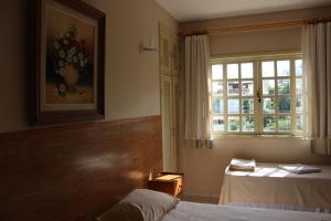 um quarto com uma cama e uma janela em Pousada Portal do Mar em Cabo Frio