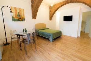 Televízia a/alebo spoločenská miestnosť v ubytovaní Nerello Suites and Rooms