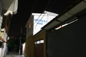 una señal que está al lado de un edificio en Guesthouse Pension Andrea, en Tirana
