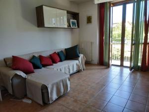a living room with a couch with red and blue pillows at Marconi 45 in Osmate Lentate