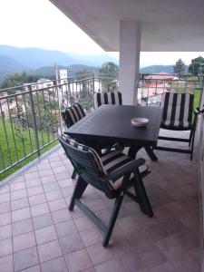 Vista generica sulle montagne o vista sulle montagne dall'interno della casa vacanze