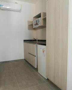 una pequeña cocina con fregadero y lavavajillas en Complejo Lisandro en Villa Carlos Paz