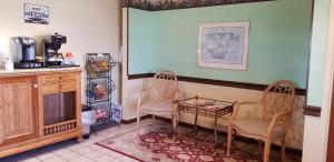 a kitchen with two chairs and a table in a room at Classic Inn Lancaster in Lancaster