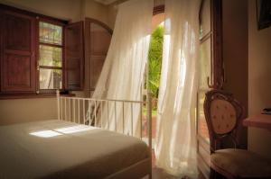 een slaapkamer met een bed en een raam bij B&B La Torretta in Loano