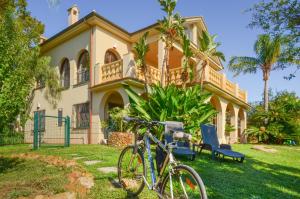 een fiets geparkeerd voor een huis bij B&B La Torretta in Loano