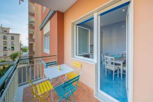 einen Balkon mit einem Tisch und Stühlen darauf in der Unterkunft La Casa del Poeta - Appartamento Positano in Maiori