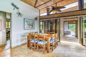 Villa La Loma في جاكو: غرفة طعام مع طاولة وكراسي خشبية