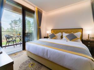 Tempat tidur dalam kamar di Hotel Buket Zlatibor