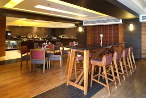 una sala da pranzo con tavolo e sedie di JW Marriott Hotel Mexico City Santa Fe a Città del Messico