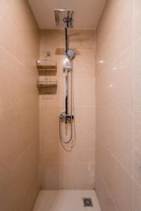 eine Dusche mit Duschkopf in einem Badezimmer in der Unterkunft New Gudauri M&N in Gudauri