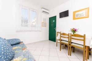 TV a/nebo společenská místnost v ubytování Apartments Mate