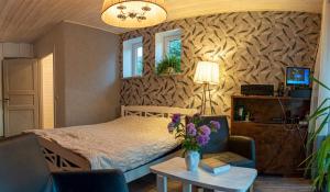 um quarto com uma cama e uma mesa com flores em Supelung em Tõrva