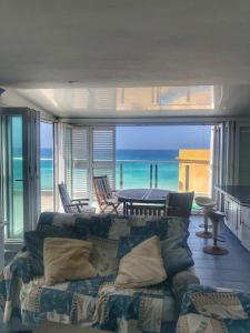 sala de estar con sofá y vistas al océano en Ático con vistas al mar, en Balerma