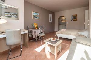 ein Wohnzimmer mit einem Bett und einem Tisch in der Unterkunft Apartments Karmen 1 in Crikvenica