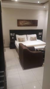 Tempat tidur dalam kamar di Nawara Hotel Khanshalila
