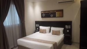 Tempat tidur dalam kamar di Nawara Hotel Khanshalila
